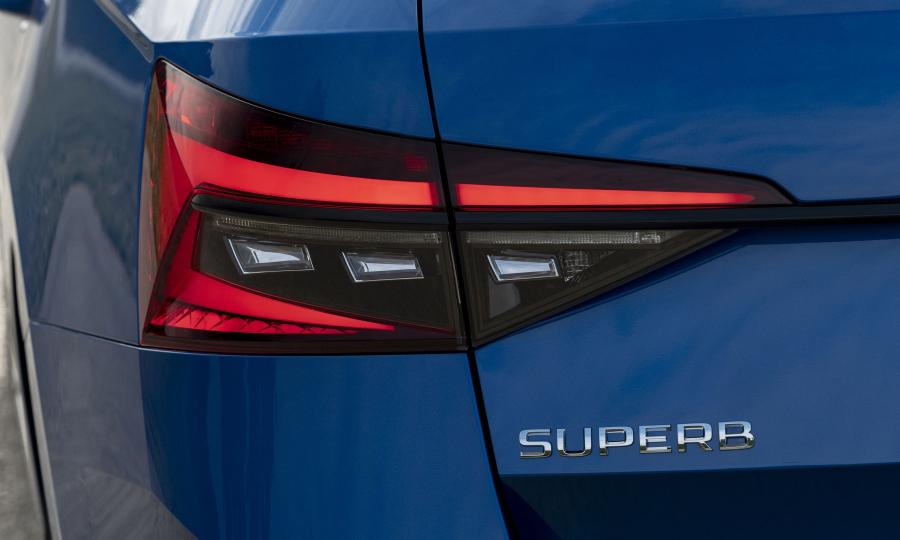 Детали экстерьера Skoda Superb Combi 4x4 SportLine 2019 года  (UK) (фото 31 из 34)